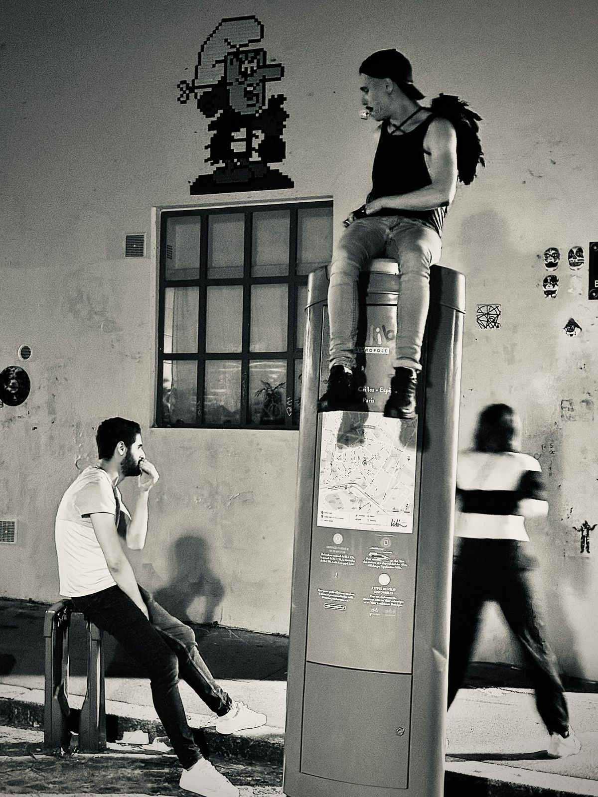 Ben debout sur une borne, photographie noir et blanc