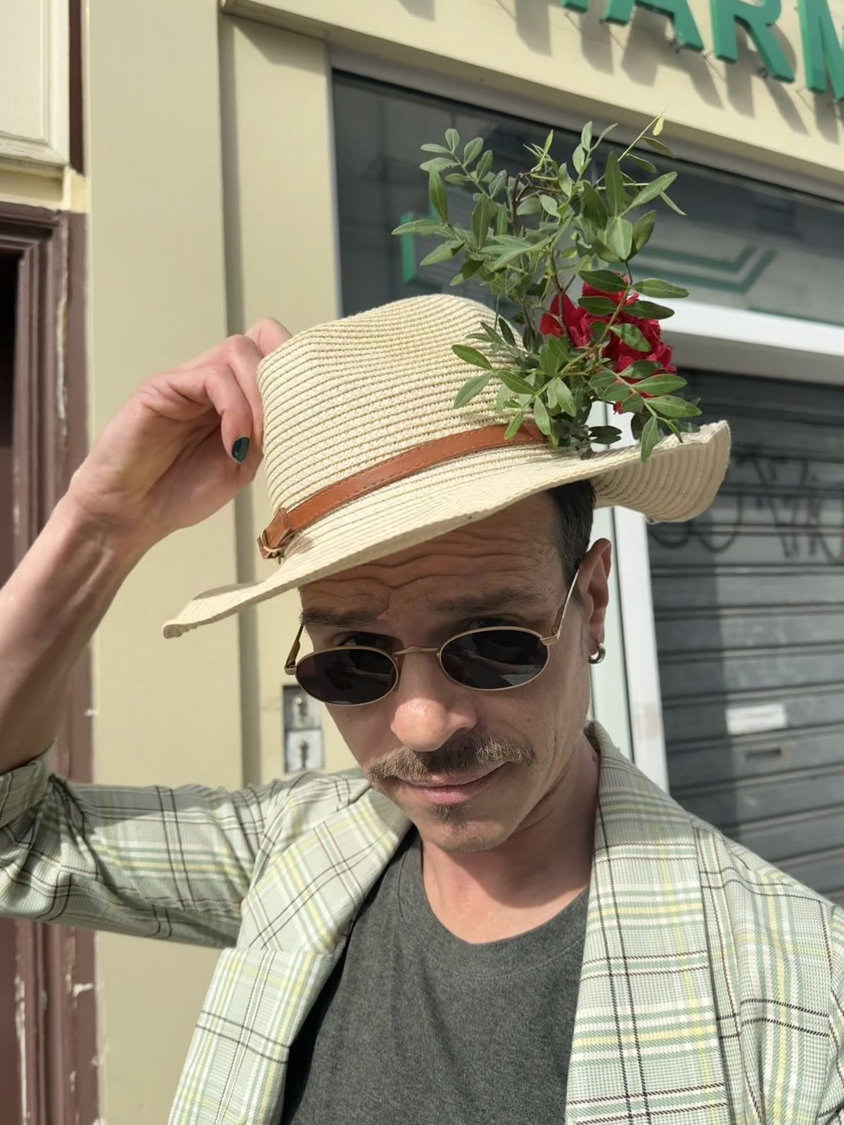 Ben soulève un chapeau de paille garni de fleurs