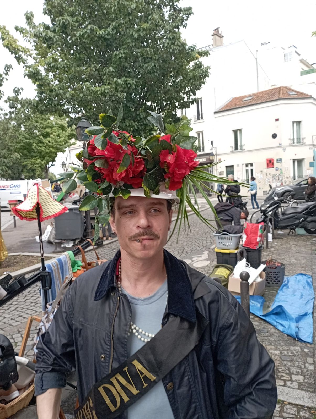 Ben coiffé d'une couronne de fleurs rouges