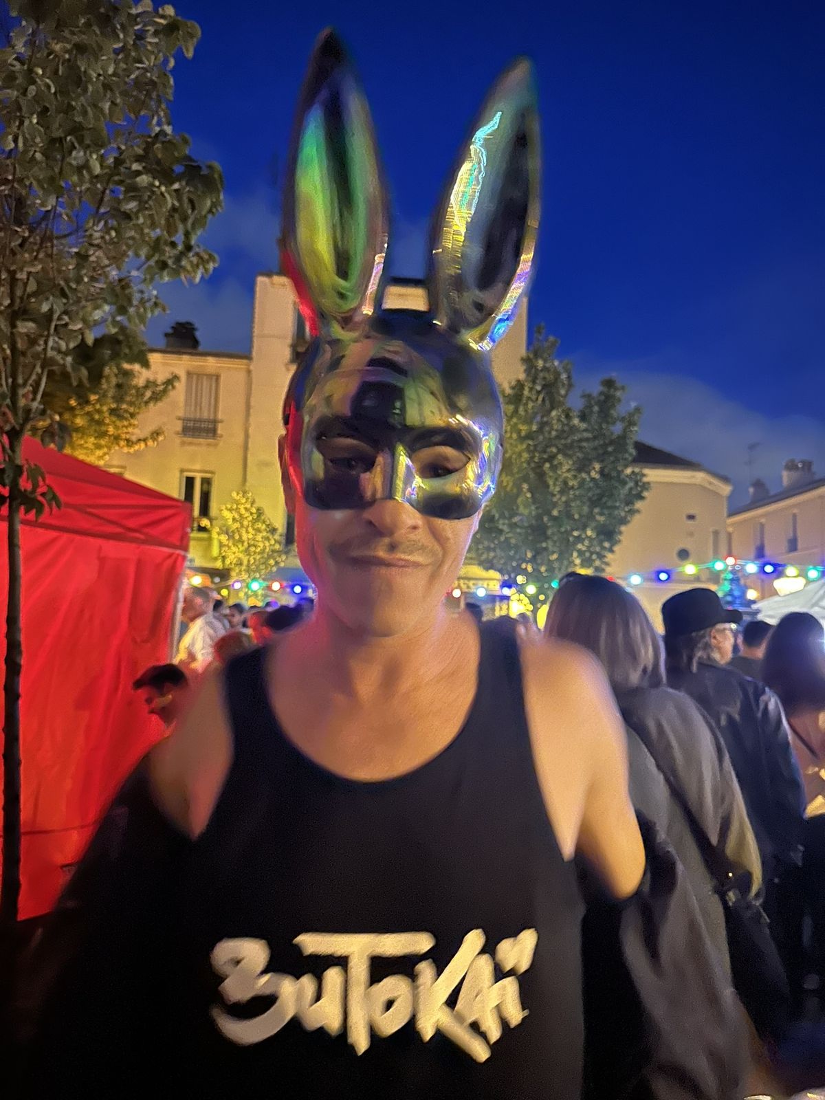Ben porte un masque de lapin argenté, la nuit