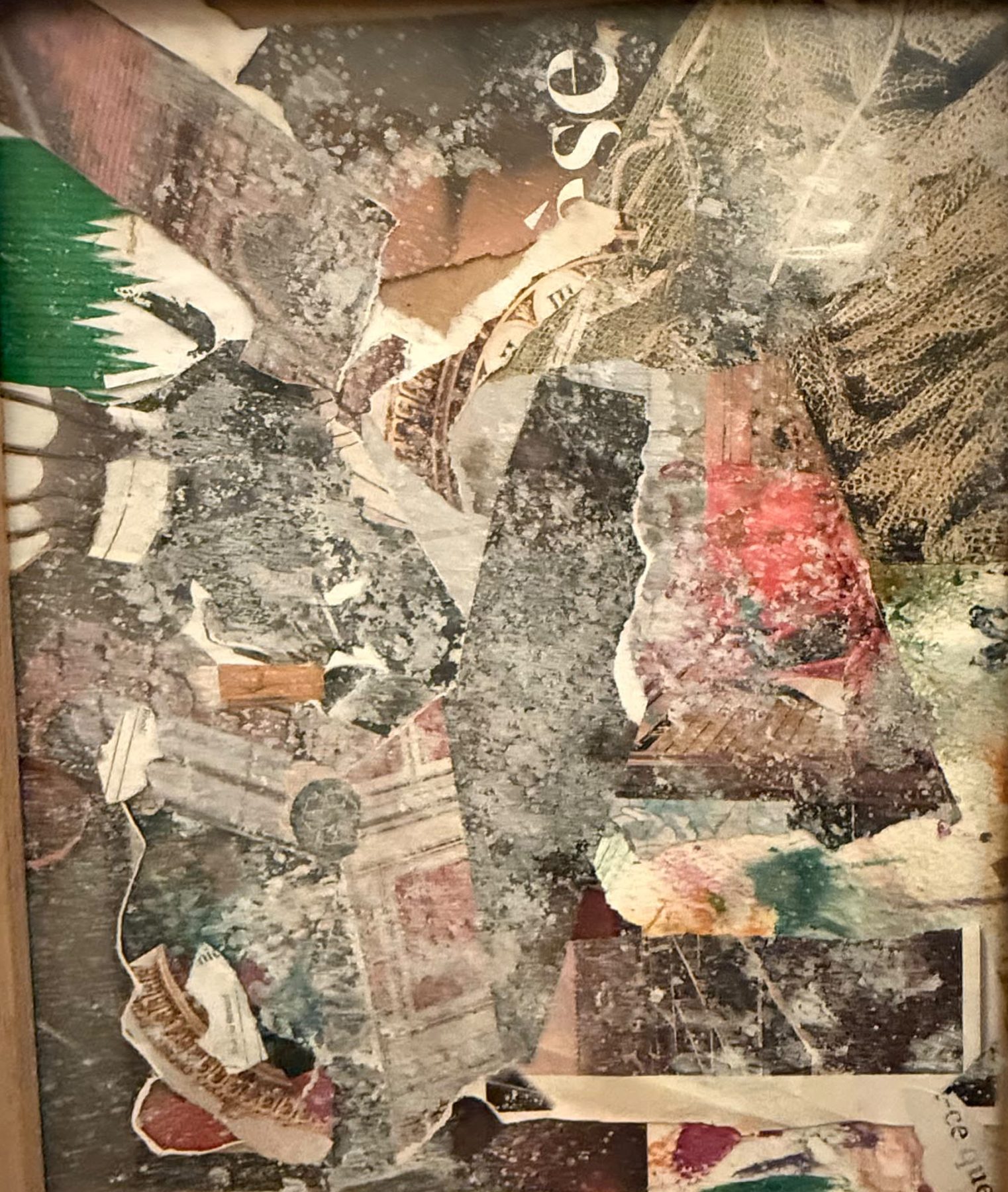 Collage de papiers déchirés, lettres, gris, rose et vert